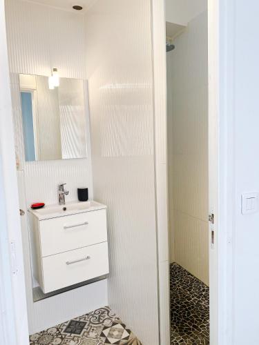 a bathroom with a sink and a mirror at OR - studio en plein centre de l'Isle sur Sorgue in L'Isle-sur-la-Sorgue