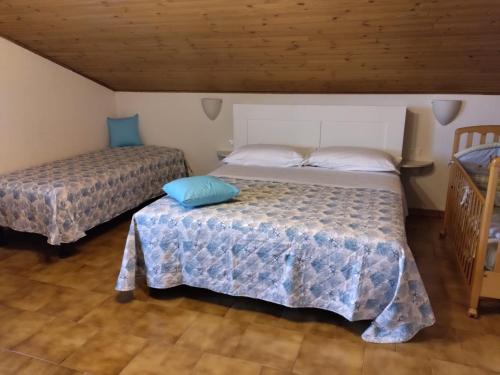 a bedroom with two beds in a room at B&B A'la Funtäna in Castiglione di Ravenna