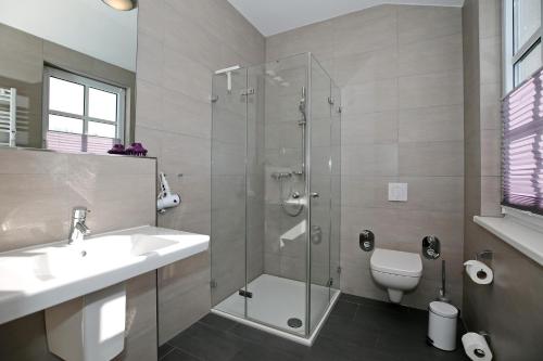 ハイリゲンダムにあるResidenz von Flotow Wohnung 17のバスルーム(シャワー、洗面台、トイレ付)