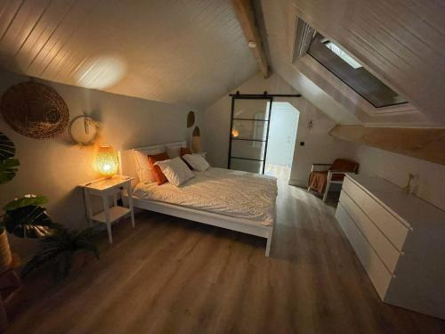1 dormitorio grande con cama y ventana en de Kegelhoeve, en Zonhoven