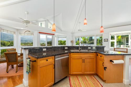 - une cuisine avec un grand comptoir et des fenêtres dans l'établissement Villas of Kamalii 17 condo, à Princeville