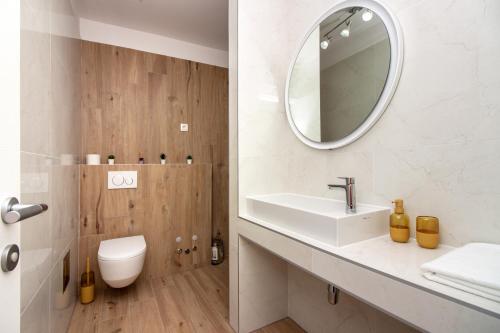 y baño con lavabo y espejo. en Bura2 en Split
