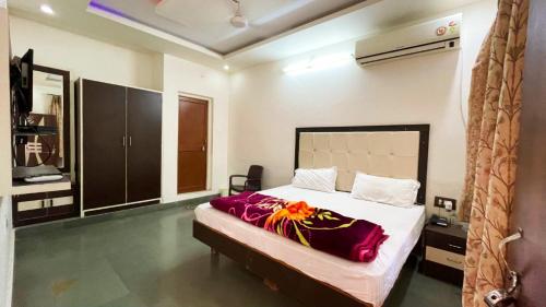 a bedroom with a large bed in a room at Hotel Prabhat Palace in Kota