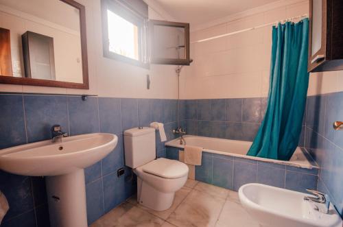 La salle de bains est pourvue d'un lavabo, de toilettes et d'une baignoire. dans l'établissement International Surf Camp ONLY SURF, à Corralejo
