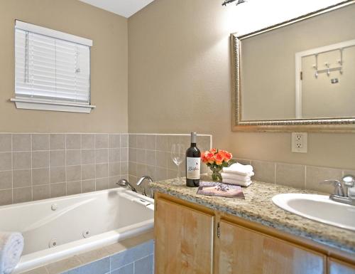 ein Badezimmer mit einer Badewanne und einem Waschbecken in der Unterkunft Blanco Riverside Cottages in Blanco