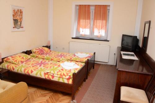 Un pat sau paturi într-o cameră la Vila Regina