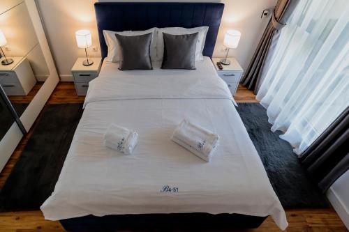 1 dormitorio con 1 cama grande y 2 almohadas en Summer Delight by Onix Blue Mamaia Nord en Mamaia-Sat