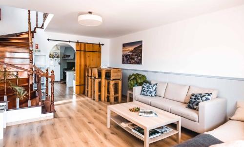 Гостиная зона в Sandycamps Surf House