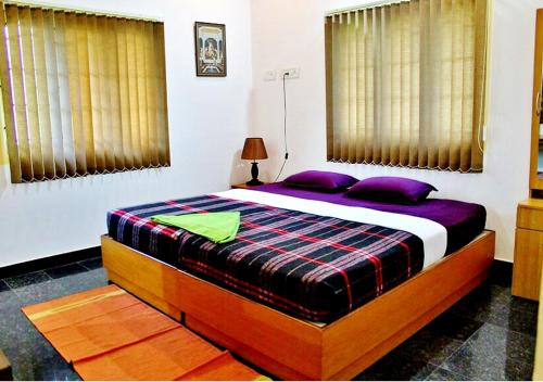 Säng eller sängar i ett rum på Kodaikanal Holiday Home