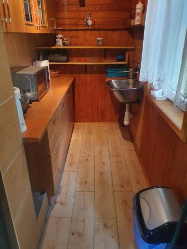 La petite salle de bains est pourvue d'un lavabo et de toilettes. dans l'établissement Dwa prywatne domki letniskowe nad Jeziorem Łukcze, à Krasne Kosów