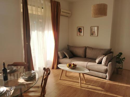 uma sala de estar com um sofá e uma mesa em Lu&Lu em Split