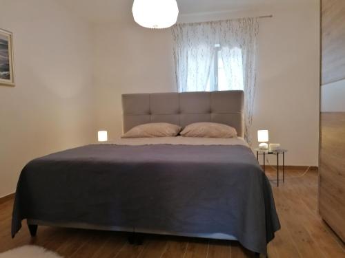 ein Schlafzimmer mit einem großen Bett in einem Zimmer in der Unterkunft Apartman Ilaria in Medulin