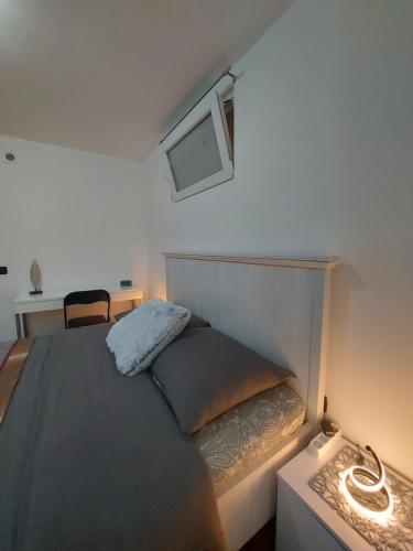 1 dormitorio con cama, ventana y escritorio en Studio apartment Portofino, en Dubrovnik