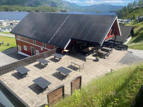 eine Aussicht auf ein Gebäude mit Sonnenkollektoren in der Unterkunft Garvikstrondi Camping in Seljord