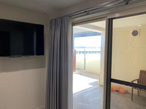 TV a/nebo společenská místnost v ubytování Beachside & Jetty View Apartment 4 - First Mate Apt limited sea view