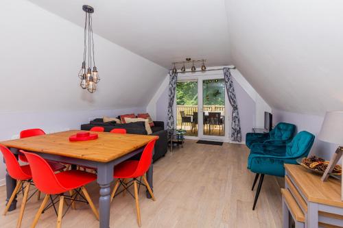 sala de estar con mesa, sillas y sofá en Cornwall Countryside Lodges "Reserve Worldwide" Honicombe, en Gunnislake