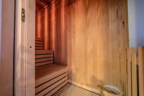 una sauna de madera con aseo en una habitación en Albergo Punta Zerbion, en Champoluc
