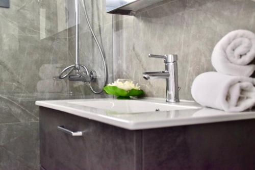uma casa de banho com lavatório e toalhas em Stunning Two Bedroom Apartment!! em Lárnaca