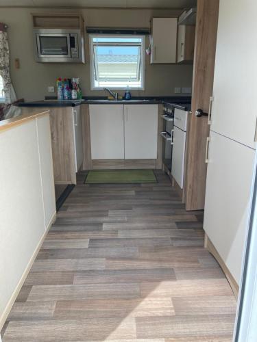 Kuchyň nebo kuchyňský kout v ubytování Birchington vale caravan holiday park