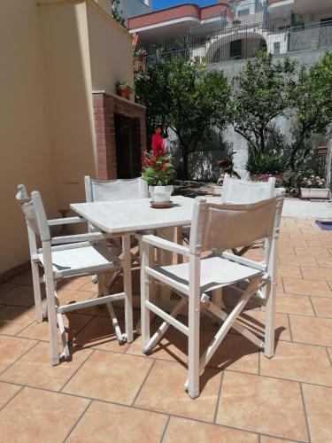 un tavolo bianco e sedie su un patio di Solmar Casa Vacanze a Monopoli