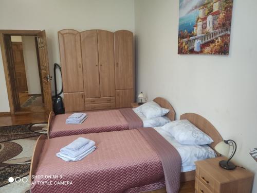 two beds sitting next to each other in a room at Apartments Domovik ,Kirilla i Mefodiya, 5 in Mukacheve