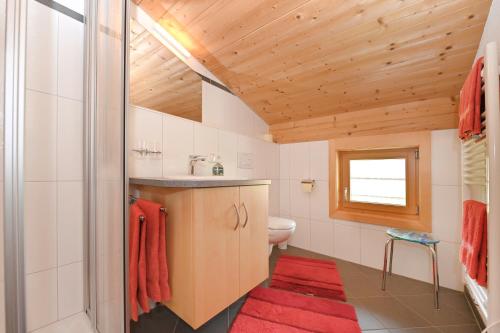 A bathroom at Ferienbauernhof Moosbrugger