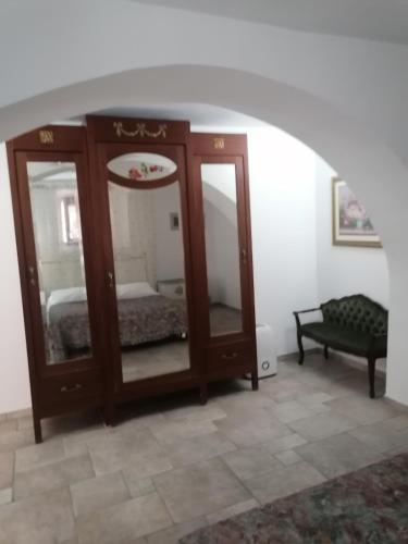 una camera con cassettiera, letto e specchio di Solmar Casa Vacanze a Monopoli