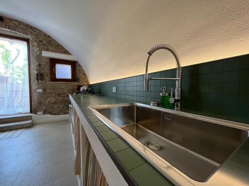 Kuchyň nebo kuchyňský kout v ubytování Bilocale a due passi dal lago