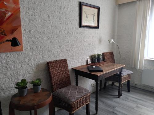 a room with a table and two chairs and a desk with a lamp at Hof van Sellingen in Sellingen