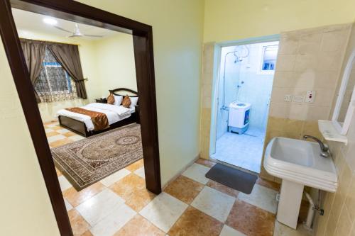 y baño con cama, ducha y lavabo. en العييري للوحدات المفروشة الباحة3, en Al Bahah