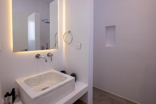 Ένα μπάνιο στο White Holidays Project