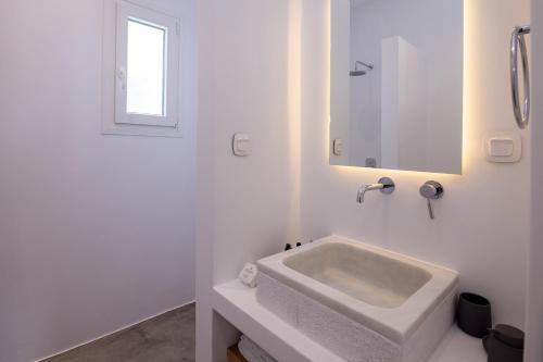 Ένα μπάνιο στο White Holidays Project