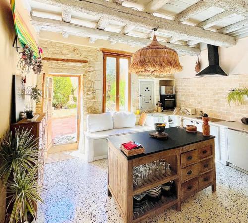 Kuchyň nebo kuchyňský kout v ubytování La Maison du Trident en Camargue Piscine et Jacuzzi
