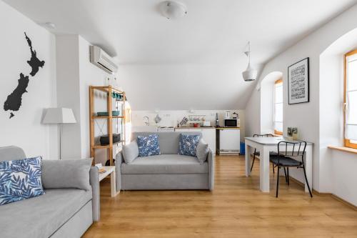 sala de estar con sofá y mesa en Waterview apartments (Tui Apartment), en Mimice