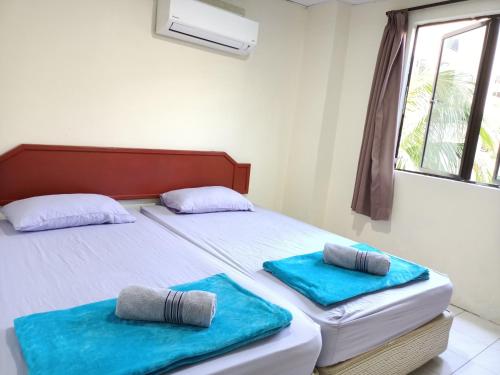 Giường trong phòng chung tại Pangkor Coral Bay Resort(3 bedrooms) 休息小站