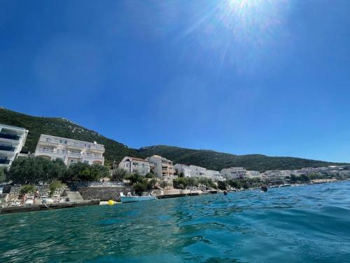 una vista de una masa de agua con edificios en Villa Ancora, en Neum