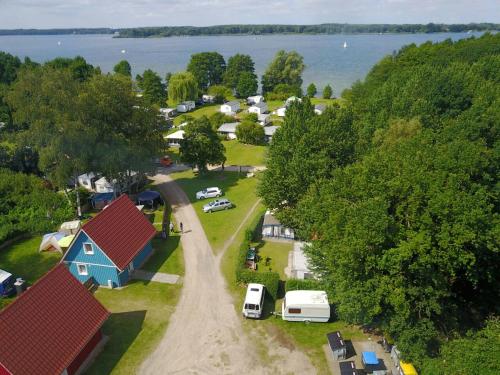 z góry widok na wioskę z drogą i domami w obiekcie Wald- und Seeblick Camp Zislow w mieście Zislow