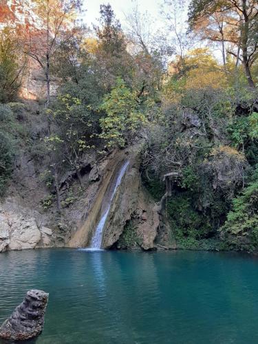 a waterfall and a pool of water in a river at Le Logis des Templiers appartement climatisé in Régusse