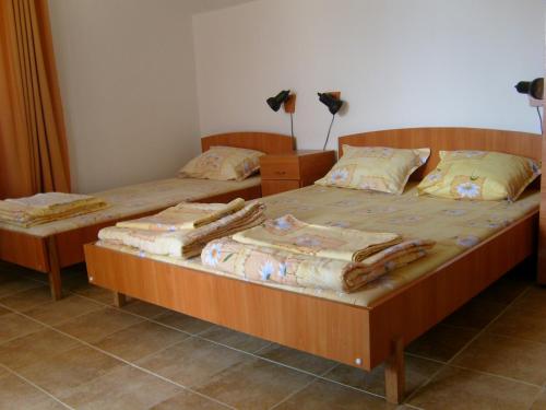 Cette chambre comprend 2 lits jumeaux. dans l'établissement Сотирови, самостоятелни стаи, à Tchernomorets