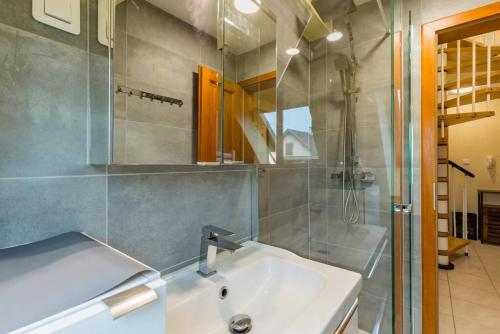 Ett badrum på séjour 6 pers.( atypique ) f4 110 m2