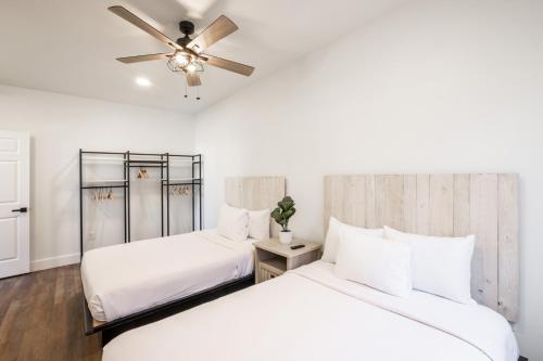 2 camas en una habitación con ventilador de techo en The Beach House, en Ocean City