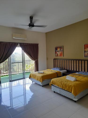 Un pat sau paturi într-o cameră la ccfd 5pax Gold Coast Morib Resort - Banting Sepang KLIA Tanjung Sepat