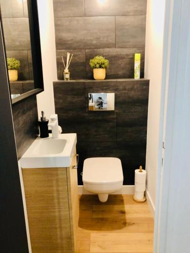 une salle de bain avec des toilettes blanches et un lavabo dans l'établissement Maison la londe, à La Londe-les-Maures