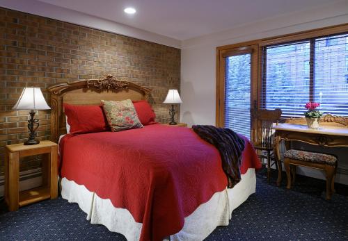 A bed or beds in a room at Mountain Chalet Aspen