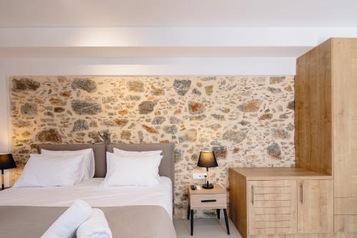 Giường trong phòng chung tại "Kedros Villa" a luxury touch
