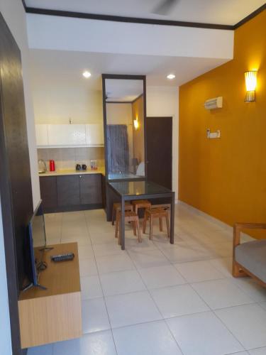 uma sala de estar com uma mesa e uma cozinha em fcaa 8pax Gold Coast Morib Resort - Banting Sepang KLIA Tanjung Sepat em Banting