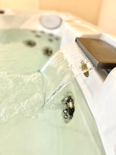 Brand New 2BD Apartment with Jacuzzi