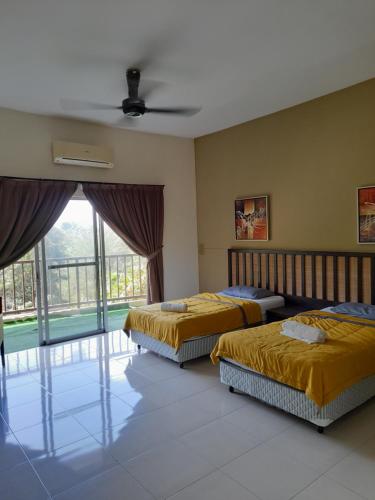 เตียงในห้องที่ 5pax Gold Coast Morib Resort - Banting Sepang KLIA Tanjung Sepat