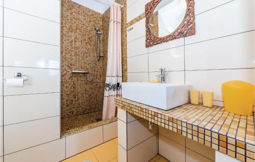 W łazience znajduje się umywalka i prysznic. w obiekcie Beautiful Home In Sibenik With Wifi w Szybeniku
