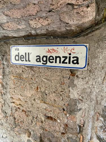 a street sign on the side of a brick wall at Villa Verde in Valsolda